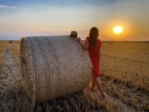 Woman Red Dress Straw Hat Standing Bales Hay Sunset — Stock Photo, Image