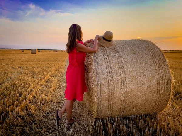Woman Red Dress Straw Hat Standing Bales Hay Sunset — Stock Photo, Image