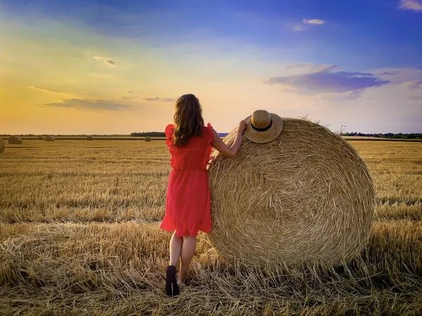 Woman Red Dress Straw Hat Standing Bales Hay Sunset — Stock Photo, Image