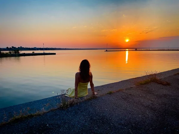 Woman Sitting Lake Admiring Sunset — Stockfoto