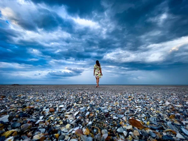 Zadní Pohled Ženu Žlutých Šatech Kráčející Pláži Zamračený Letní Den — Stock fotografie