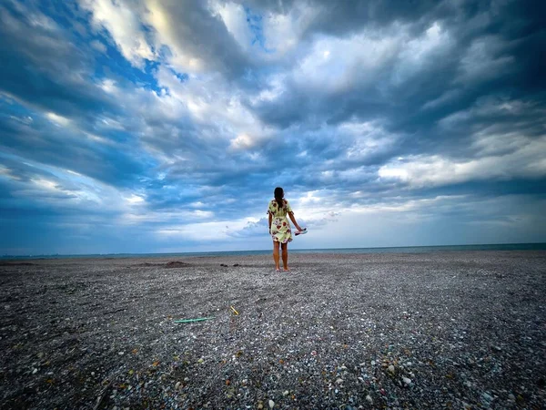Rückansicht Einer Frau Gelben Kleid Die Einem Bewölkten Sommertag Strand — Stockfoto