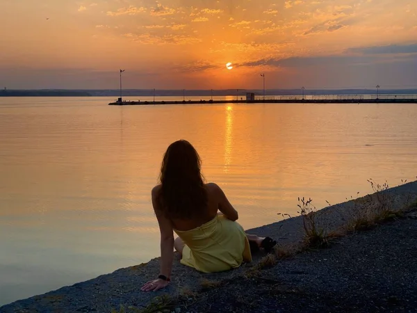 Vrouw Die Bij Het Meer Zit Zonsondergang Bewondert — Stockfoto