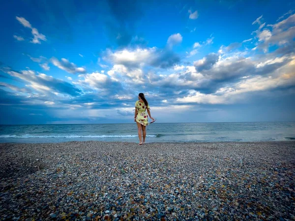 Vista Posteriore Della Donna Abito Giallo Che Cammina Sulla Spiaggia — Foto Stock