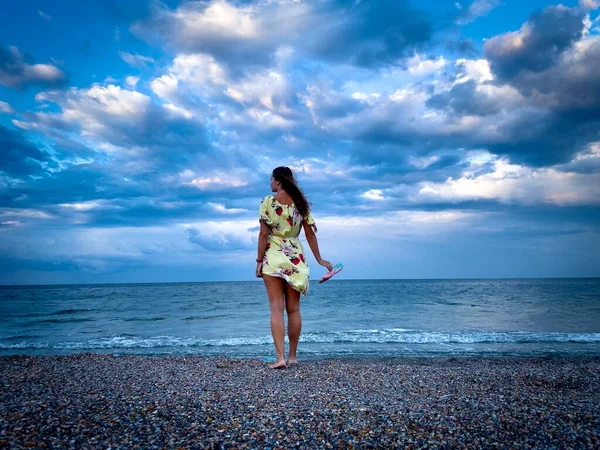 Vista Posteriore Della Donna Abito Giallo Che Cammina Sulla Spiaggia — Foto Stock