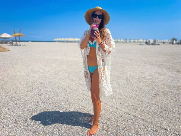 Young Woman Wearing Bikini Straw Hat Drinking Cocktail Beach — Stockfoto
