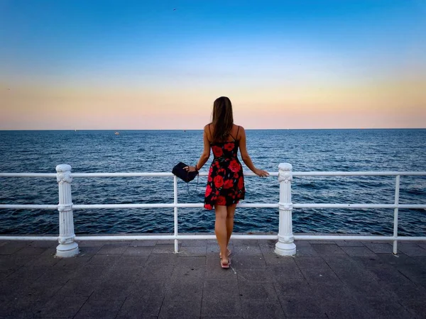 Frau Sommerkleid Lehnt Einem Geländer Hintergrund Das Meer Bei Sonnenuntergang — Stockfoto