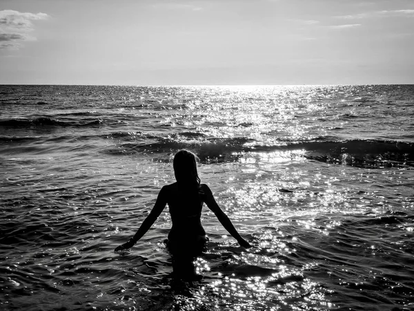 Schwarz Weiß Foto Einer Frau Die Ins Meer Geht — Stockfoto