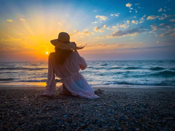 Woman Wearing Hat Sitting Sand Admiring Sunrise Ocean — Stockfoto