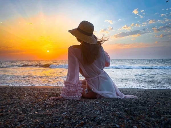 Woman Wearing Hat Sitting Sand Admiring Sunrise Ocean — Stockfoto