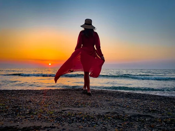 Vista Posteriore Della Donna Con Abito Lungo Rosso Cappello Estivo — Foto Stock