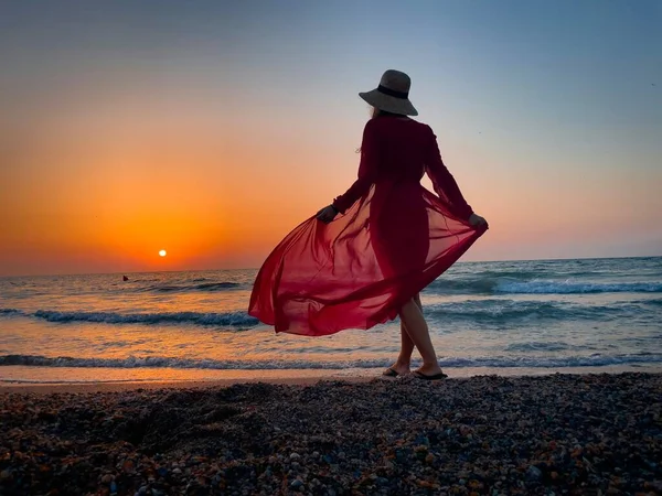 Rear View Woman Long Red Dress Summer Hat Standing Beach — Stockfoto