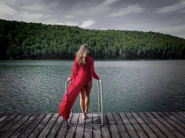 Young Woman Long Red Dress Standing Wooden Pontoon Lake Surrounded — Stockfoto