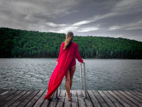 Young Woman Long Red Dress Standing Wooden Pontoon Lake Surrounded — Stockfoto