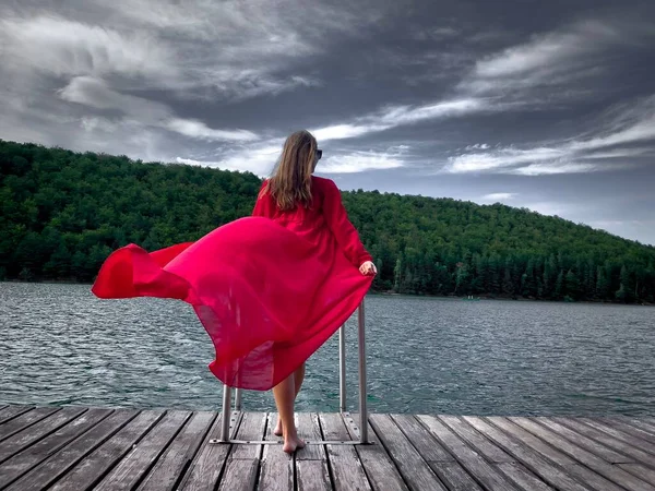 Junge Frau Langen Roten Kleid Steht Auf Einem Hölzernen Ponton — Stockfoto