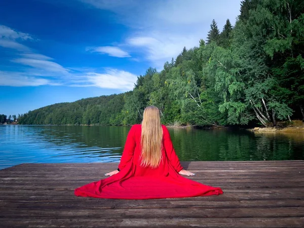 Young Woman Long Red Dress Standing Wooden Pontoon Lake Surrounded — Stockfoto