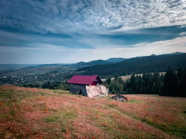 Lonely Cabin Mountains Autumn Surrounded Forest — Stock Photo, Image