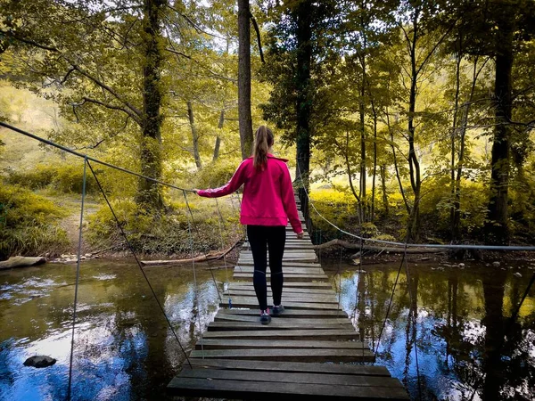 Mujer Caminando Sobre Puente Madera Bosque Durante Otoño Fotos de stock libres de derechos