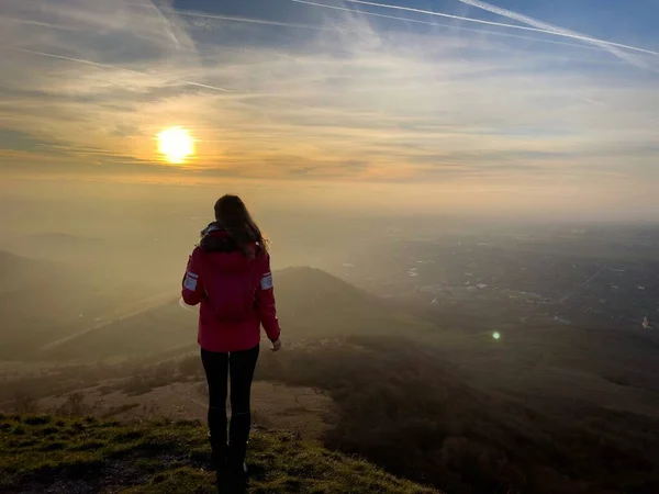 Wanderin Steht Auf Einem Hügel Und Bewundert Winter Den Sonnenuntergang Stockbild