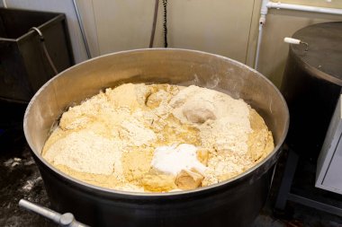 Büyük bir konteynır, un, şeker, endüstriyel bir ortamda ekmek üretmek için maya. Üretimde profesyonel yoğurucu makinesiyle hamur hazırlama.