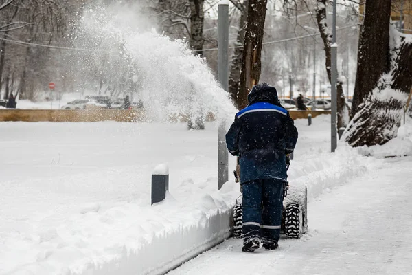 Usuwanie Śniegu Przez Służby Publiczne Parku — Zdjęcie stockowe