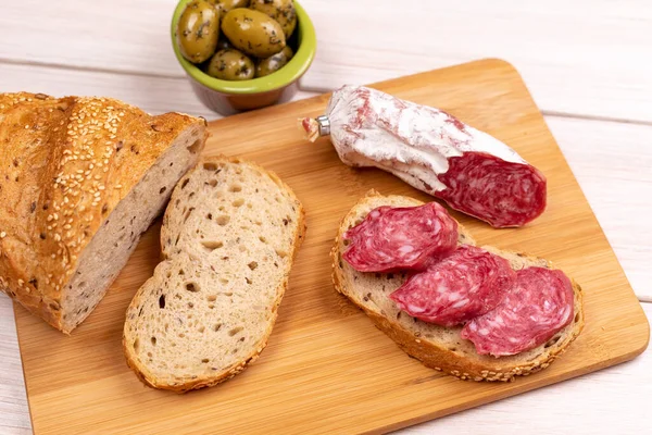 Sandwich Cârnați Uscați Măsline Pâine Cereale Integrale Placă Lemn Conceptul — Fotografie, imagine de stoc