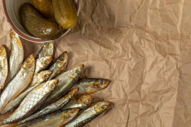 Kokulu tütsülenmiş balık dolması ve kağıt üzerinde turşu. Atıştırmalık, gerçek yemek. Düz yatıyordu. Boşluğu kopyala