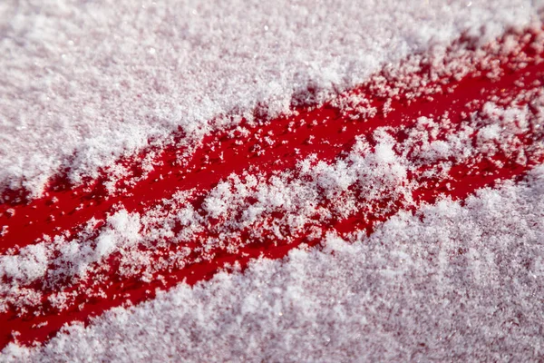 Fluffiga Snöflingor Den Röda Metallbakgrunden Begreppet Den Första Snön — Stockfoto