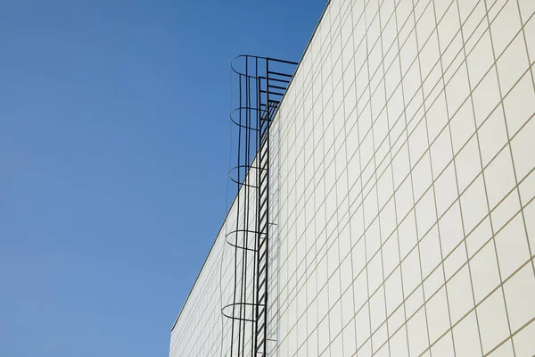 Dlouhé Kovové Schodiště Šedé Moderní Fasádě Průmyslové Budovy Skladu Nebo — Stock fotografie