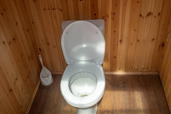 Wit Toilet Met Plastic Deksel Houten Buitentoilet Plastic Borstel Achtergrond — Stockfoto