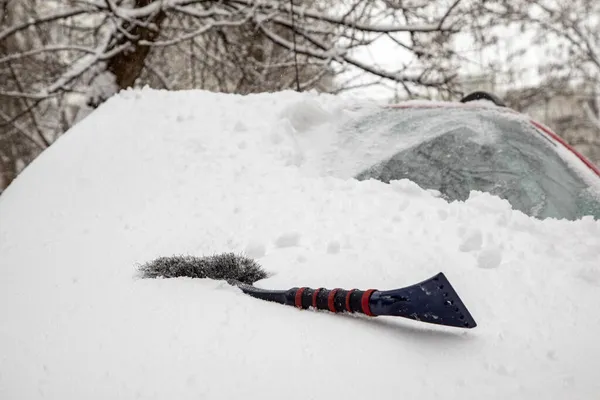 滑雪板和刷在汽车的挡风玻璃上 把车从雪中清理干净恶劣天气的概念 暴风雪 — 图库照片