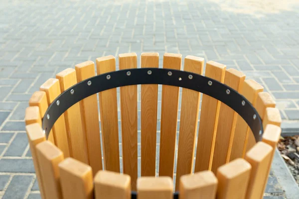 Moderne Runde Hölzerne Mülltonnen Auf Pflasterplatten Park Nahaufnahme Selektiver Fokus — Stockfoto