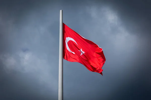 Duża Flaga Narodowa Turcji Wisi Silnym Wietrze Ciemnym Burzliwym Niebie — Zdjęcie stockowe