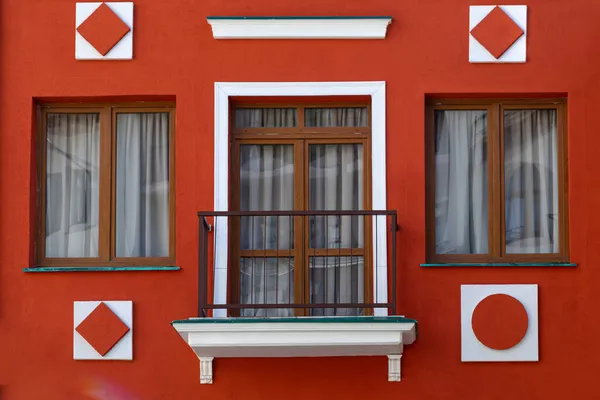 Fragment Fasaden Röd Flervåningshus Med Fönster Balkong Och Dekorativa Element — Stockfoto