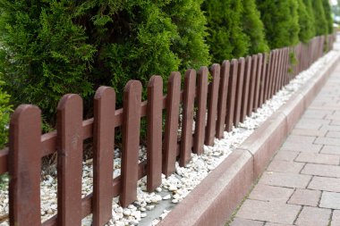 Kaldırımdaki dekoratif alçak çitler. Seçici odaklanma, kaldırılmış perspektif