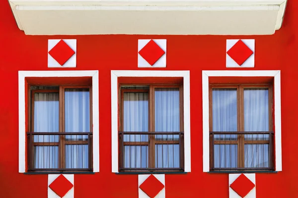 Fragment Fasaden Röd Byggnad Med Tre Fönster Och Dekorativa Element — Stockfoto