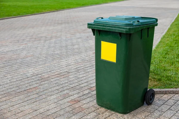 Plastic Green Garbage Can Collecting Garbage Park Mobile Trash Can — Stock Photo, Image