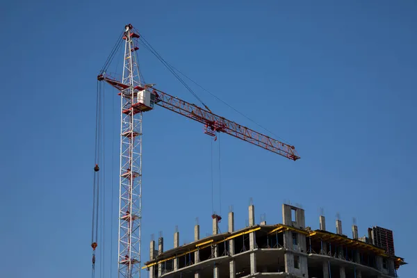 Silhouetten Van Rode Torenkraan Tegen Een Blauwe Lucht Huis Aanbouw — Stockfoto