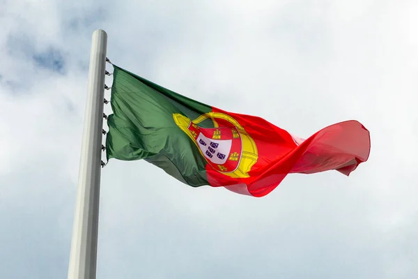 Duża Flaga Portugalii Powiewa Silnym Wietrze Pochmurnym Niebie — Zdjęcie stockowe