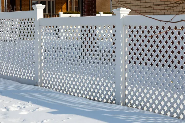 Vitt Plaststaket Modern Stugby Klar Vinterdag Snö Driver Framför Ett — Stockfoto