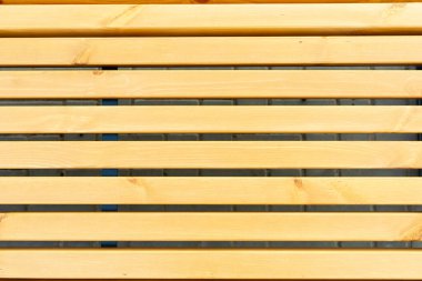 İnce ışıklı tahta çıtalardan oluşan bir duvar. Yatay paralel plakalar. Boş arkaplan.