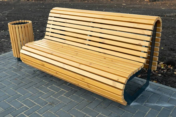 Eine Moderne Bequeme Holzbank Mit Rückenlehne Und Mülleimer Aus Holzlatten — Stockfoto