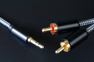 Ses iletimi için altın kaplama RCA konnektörleri ve TRS konnektörü, ses kalitesi için ses kablosu. Siyah arkaplanda beyaz-kırmızı zil.