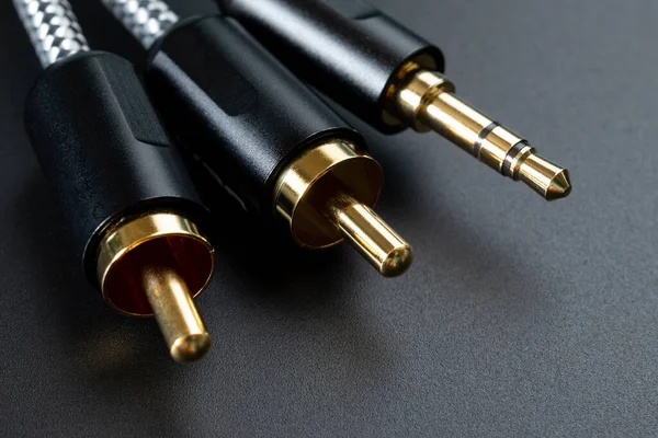 镀金的Rca连接器和Trs连接器的声音传输 音频电缆的声音质量优异的黑色背景 浅水区深度 — 图库照片