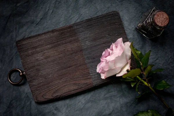 Pink Rose Vintage Wooden Decorative Cutting Board Metal Decorative Elements — Stock Photo, Image