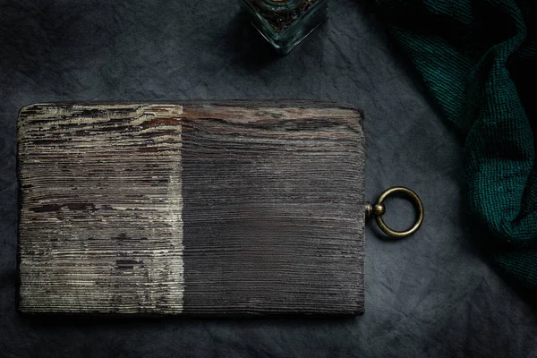 Mönü tasarımı, reklamcılık veya blog tasarımı için metal dekoratif unsurlara sahip klasik ahşap kesim tahtası. Boşluğu kopyala