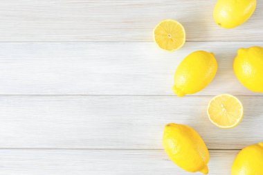 Beyaz ahşap bir arka planda olgun limonlar kestim. Metin için alanı kopyala