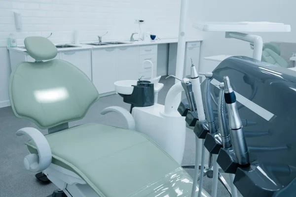 Стоматологічний Стілець Обладнання Кімната Прийому Пацієнтів Сучасному Медичному Центрі Тонований Стокова Картинка
