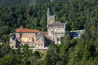 Cruz Alta Limanı 'ndan Bussaco Sarayı' nın en üst manzarası. Portekiz, Serra do Bussaco 'daki Relict Ulusal Ormanı' nda lüks bir otel. UNESCO Dünya Mirasları Listesine eklendi.