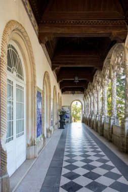 Portico, Portekiz 'deki Bussaco Sarayı' nın girişindeki sütunlarla süslenmiş. Geleneksel Azuleju fayansları, ahşap tavanı ve mermer zemini olan bir galeri. Luso, Portekiz - 20 Ağustos 2019
